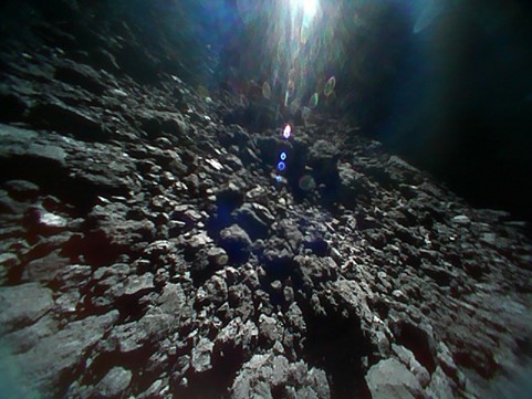 obrázek: Vzorky z planetky Itokawa dovezené sondou Hayabusa v roce 2010 překvapivě obsahují vodu
